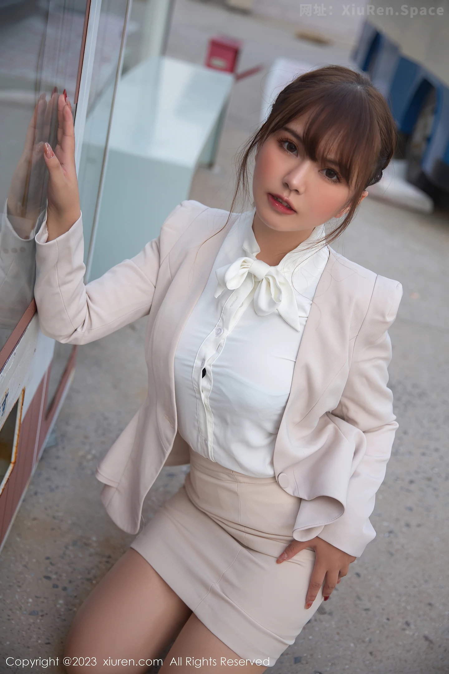 图片[6]-[XiuRen秀人网] 2023.03.08 VOL.6383 张思允Nice 白色OL制服与黑色蕾丝内衣加肉丝美腿性感私房写真集-秀人网官方网站